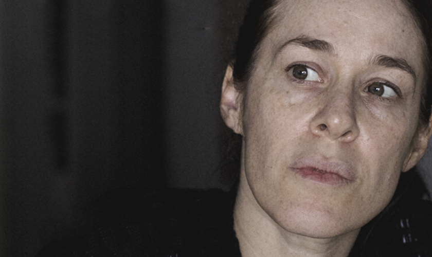 Einat Falbel interpretando Solange, em cenas do filme Metanoia.