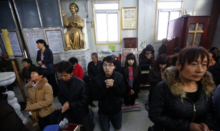 Cristãos se reúnem durante final de semana, em uma igreja subterrânea, na região de Tianjin (China).