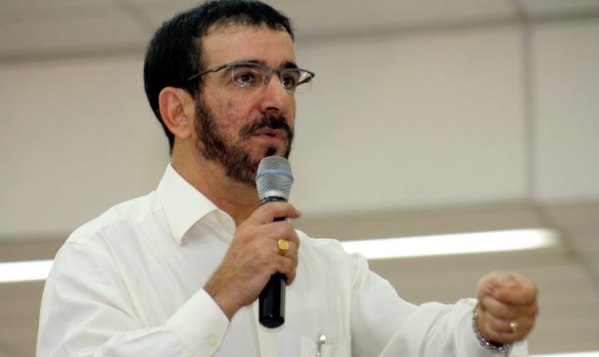 Geraldo Tenuta, mais conhecido como Bispo Gê, da Igreja Renascer em Cristo.