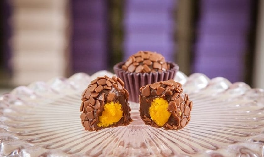 Brigadeiro recheado com bolo de cenoura