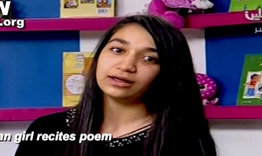 A menina recita poemas que incitam ódio à Israel para o público infantil.