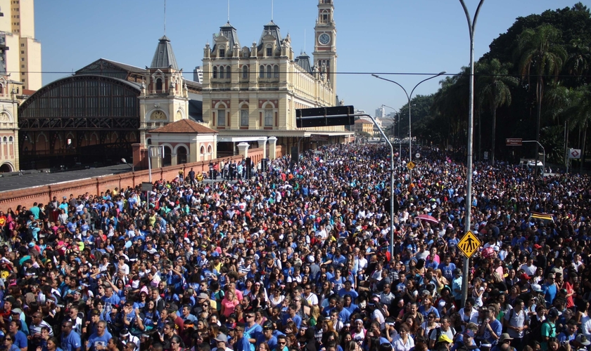 No total, 12 trios elétricos conduziram um público de 2 milhões, de acordo com estimativas da organização do evento.