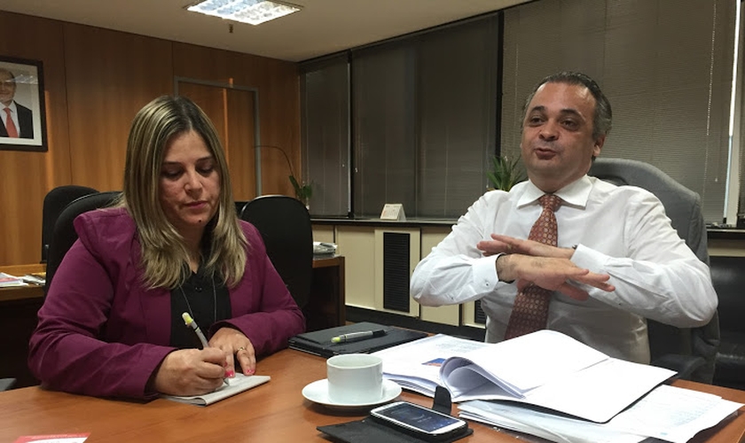O secretário Roberto de Lucena recebeu a psicóloga cristã Marisa Lobo em seu gabinete. (Guiame/ Marcos Paulo Corrêa)