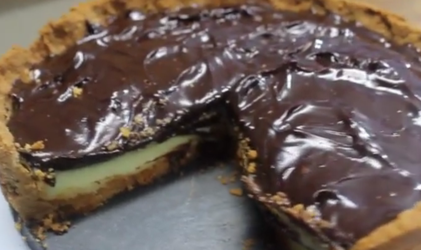 Torta de leite em pó com ganache de chocolate