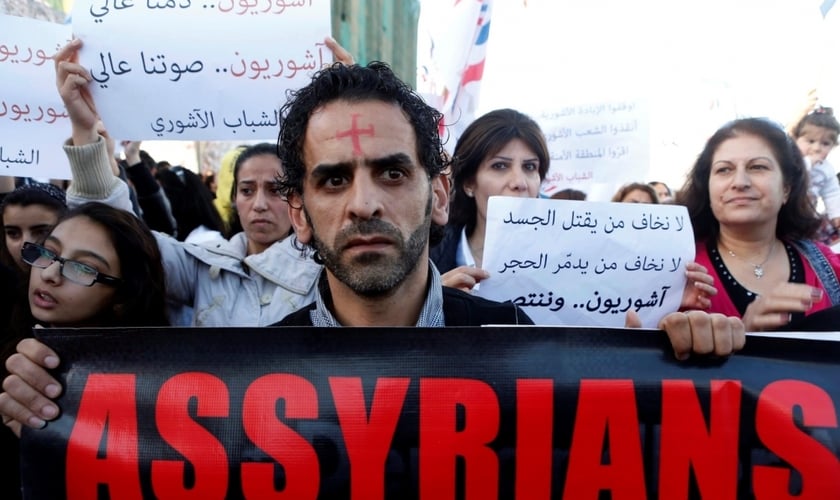 Assírios manifestam pela libertação de cristãos raptados pelo EI. (Reuters/Mohamed Azakir)