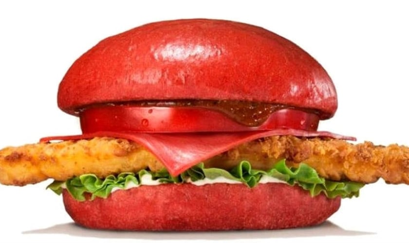 Burguer King lança lanche com pão vermelho no Japão