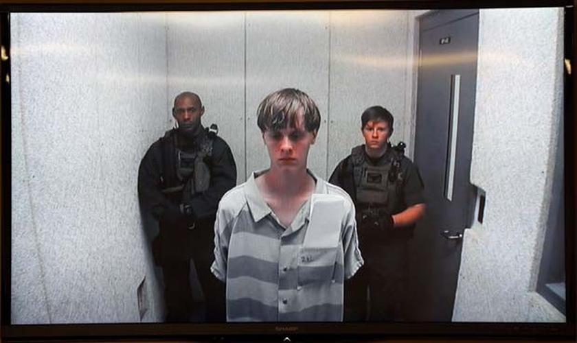 Dylann Roof aparece em corte de Charleston, nos EUA. (Foto: Grace Beahm/AP)