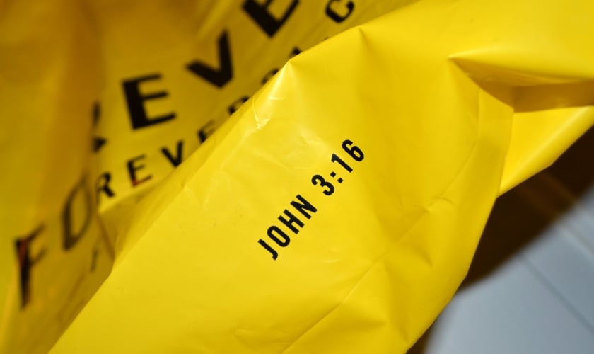 Na sacola amarela da Forever 21 é impresso o texto "John 3:16", em inglês, que significa João 3:16.
