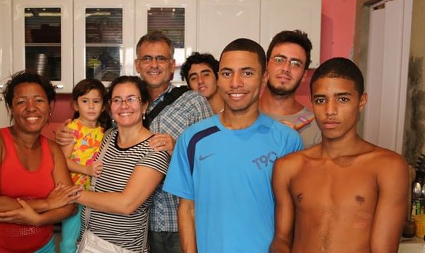 Antônio Carlos Costa em visita à família da favela