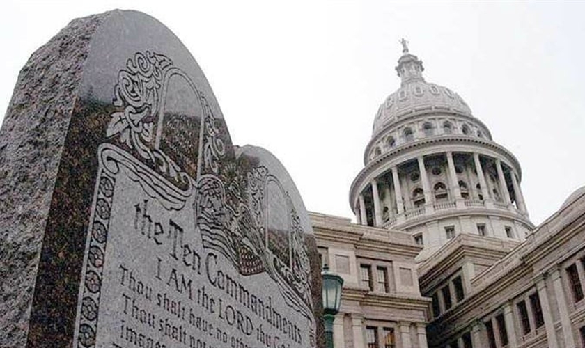 A governadora Mary Fallin afirmou que o monumento não será retirado enquanto o recurso apresentado pelo governo estadual estiver em decorrência.