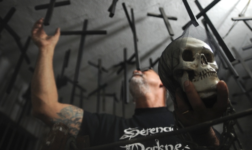 Enok, pastor da igreja Metanoia, exibe crânio e cruzes penduradas no teto. (Fábio Teixeira/ UOL)