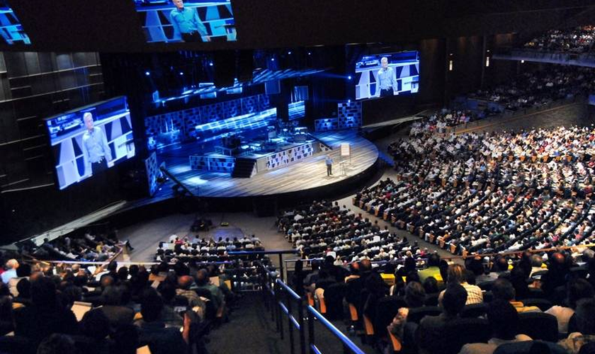 Pastor Bill Hybels durante palestra na Willow Creek Community Church em Illinois, nos Estados Unidos.