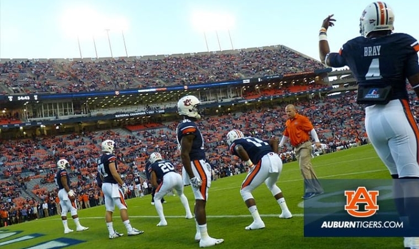 O time universitário Auburn Tigers em ação durante um jogo recente. (Foto: Facebook/Auburn Tigers)