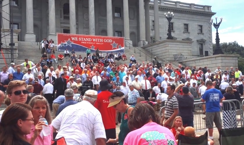 Milhares de pessoas se reuniram em frente à 'State House', no Estado da Carolina do Norte (EUA), para protestar contra questões como o aborto e o casamento gay.