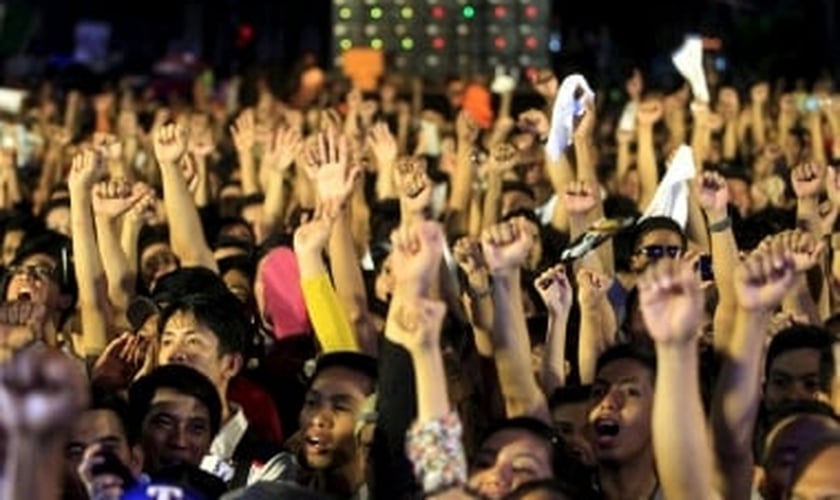 Manifestantes bloquearam a rodovia principal de Manila com cerca de 20 mil pessoas. (Foto: Reuters)