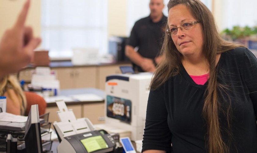 Kim Davis foi condenada por desacato ao tribunal distrital