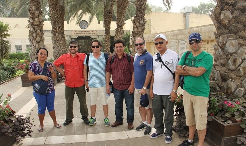 Pastor José Justino e sua esposa junto a um grupo de pastores em Israel. (Foto: Guiame)