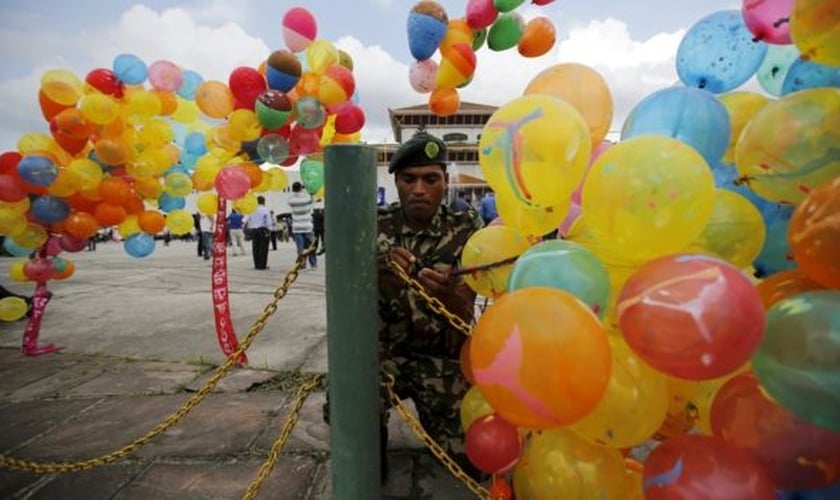 Nepaleses comemoram a decisão do presidente Ram Baran Yadav em Kathmandu. (Foto: BBC)