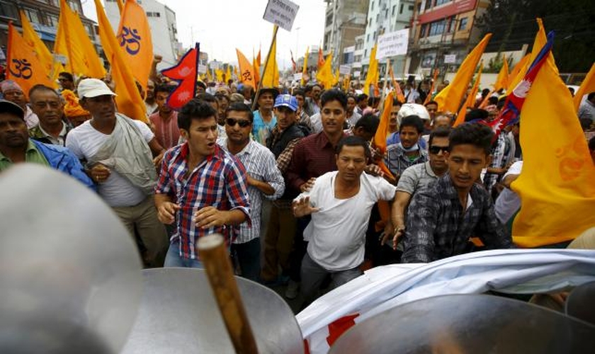 Polícia tenta conter protestos violentos no Nepal. (Foto: Reuters)
