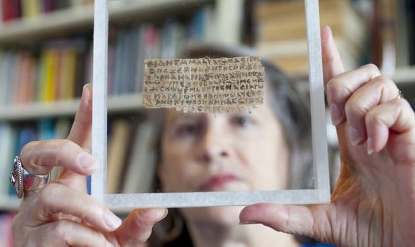 Karen King com o fragmento do suposto Evangelho da Esposa de Jesus nas mãos. (Foto: Harvard Magazine)