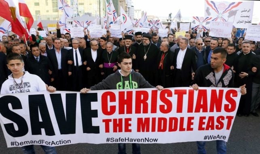 Cristãos participam de manifestação contra a perseguição religiosa, em Beirute (Foto: Reuters)