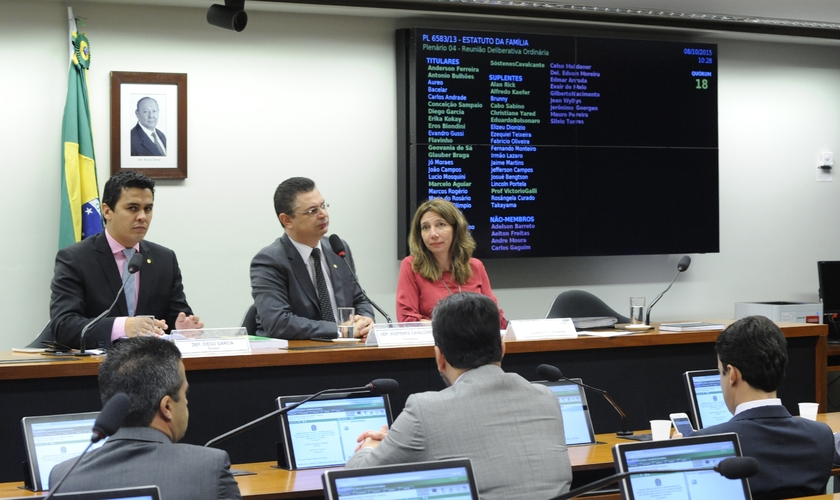 Relator Diego Garcia ao lado do presidente da Comissão, deputado Sóstenes Cavalcante. (Foto: Câmara Notícias)