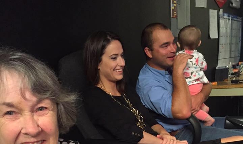 Clara Gantt junto com Travis Catchings e sua esposa. (Foto: Facebook/ Clara Gantt)