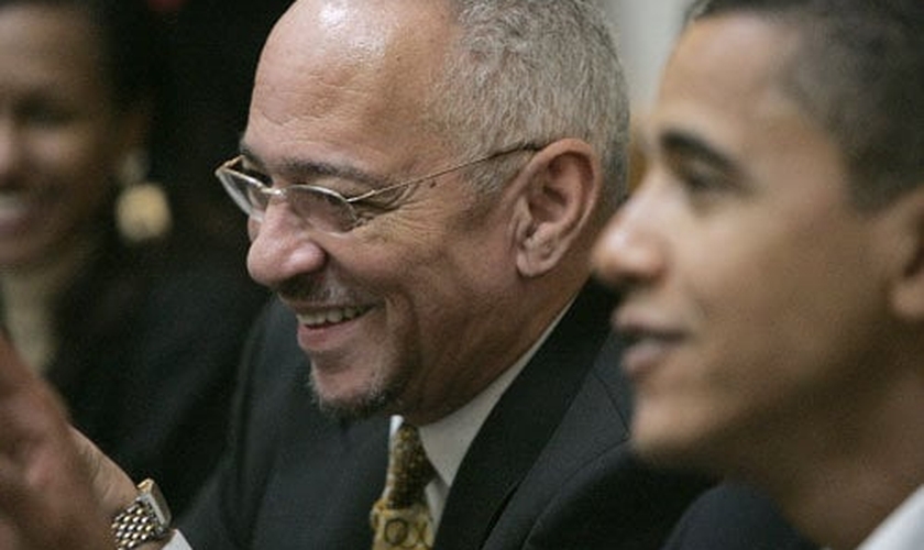 Jeremiah Wright (ao fundo) serviu como pastor na Trinity United Church of Christ, em Chicago — onde Obama frequentou entre 1988 e 2008. (Foto: Atlanta Black Star)