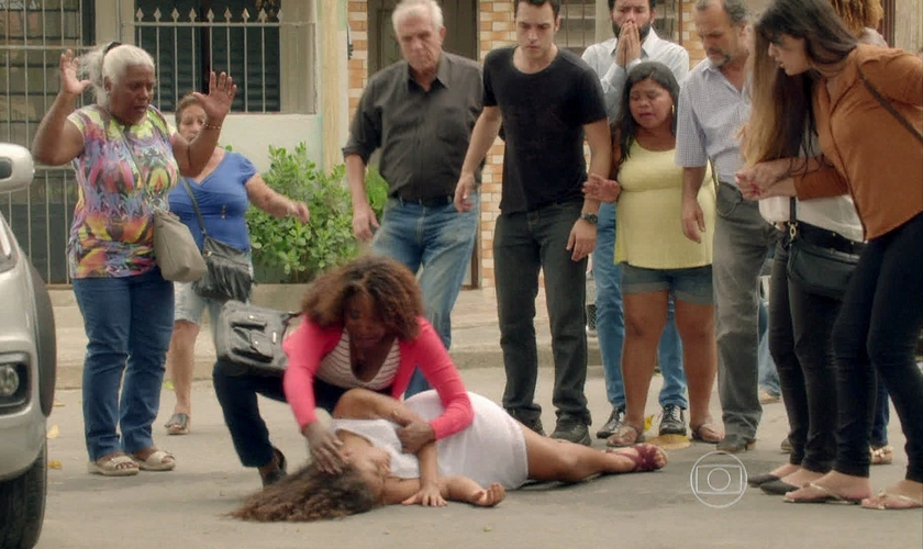 A cena de agressão dos evangélicos foi substituída por um atropelamento que deixou a garota, Lilica (Thainá Duarte), com um corte na testa. (Foto: Reprodução/ Globo)