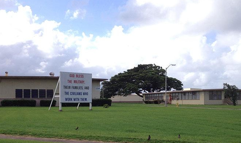 O letreiro leva inscrito a mensagem: "Deus abençoe os militares, suas famílias e os civis que trabalham com eles". (Foto: Americas Freedom Fighters)