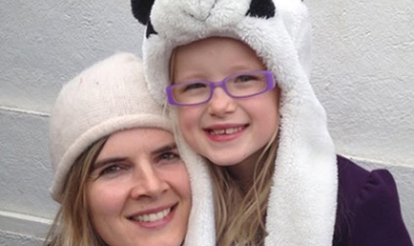 Nikki Kuhrt com sua filha de sete anos, Jenna Kuhrt. (Foto: Just Giving)