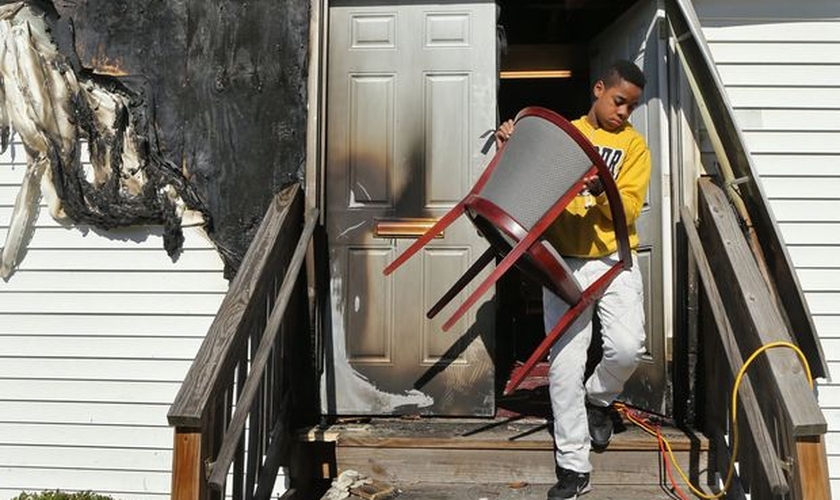 Em todos os casos, as portas frontais foram queimadas. (Foto: STL Today)