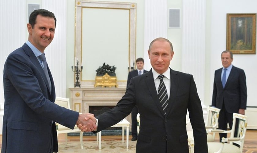 Presidente sírio, Bashar al-Assad, cumprimenta presidente russo, Vladimir Putin, durante encontro em Moscou. (Foto: Alexei Druzhinin, RIA-Novosti/ AP)