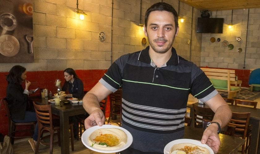 Kobi Tzafrir é o proprietário do Café 'Hummus Bar', em Kfar Vitkin, região central de Israel (Foto: AFP)