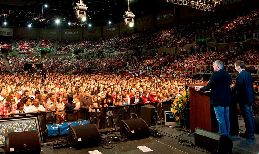 Após, o apelo feito por Franklin Graham, uma multidão correu para o gramado, em atitude de consagração a Deus (Foto: Festival de Esperança - Site Oficial)