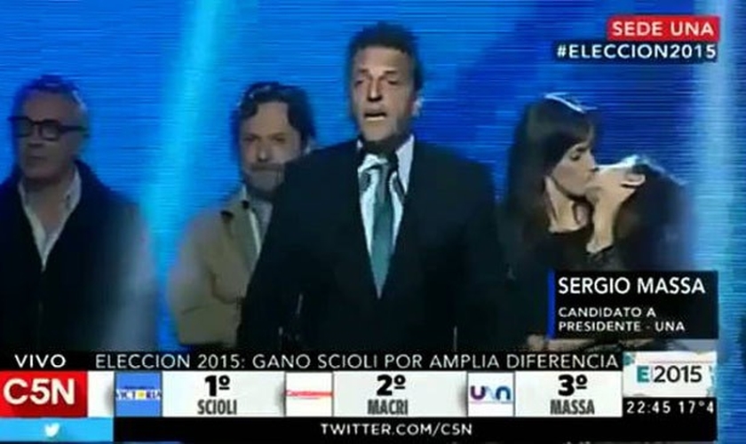 Gesto de afeto entre mãe e filha chamou a atenção de internautas durante discurso de Sergio Massa, terceiro candidato na disputa pela presidência do país. (Foto: Reprodução/YouTube)