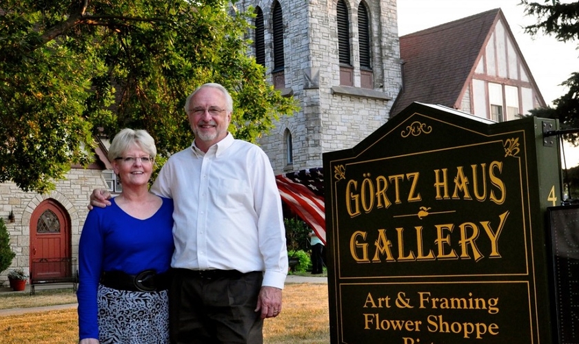 O casal Richard e Betty Odgaard em frente ao Görtz Haus Gallery — um bistrô com espaços para exposições de arte. (Foto: The Becket Fund)