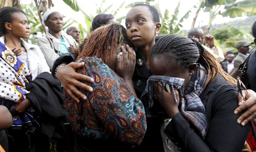 Estudantes universitários de Garissa (Quênia) lamentam a morte de amigos e parentes, após massacre, ocorrido em abril / 2015. (Foto: REUTERS/THOMAS MUKOYA)