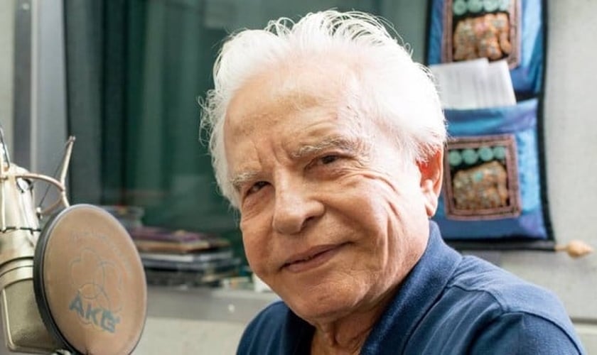 Aos 88 anos, Cid Moreira acaba de lançar o aplicativo Bíblia no celular. (Foto: Reprodução/ Extra)