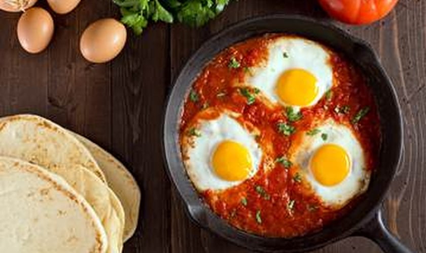 A Sapori preparou uma receita rápida e prática de ovos cozidos no molho de tomate.  (Foto: Divulgação)