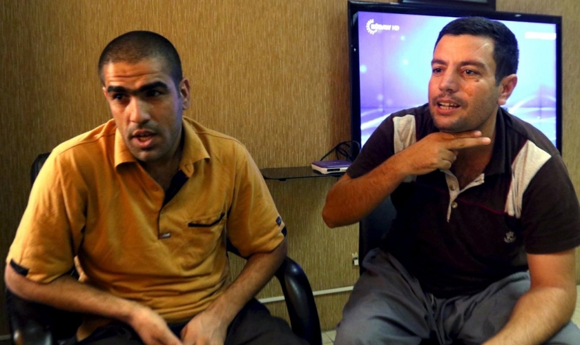 Mohammed Abd Ahmed (à direita) e Ahmed Mustafa Mahmoud, dois dos 70 reféns, resgatados de uma prisão do Estado islâmico durante uma operação conjunta dos EUA e forças curdas (Foto: Reuters)