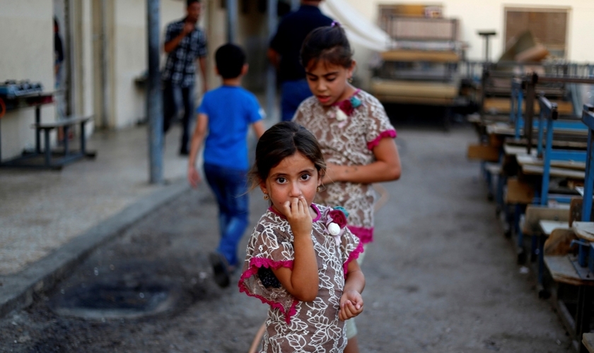 Garotas iraquianas, que foram expulsas de suas casas pelo Estado Islâmico permanecem em uma escola de Bagdá. (Foto: Reuters)