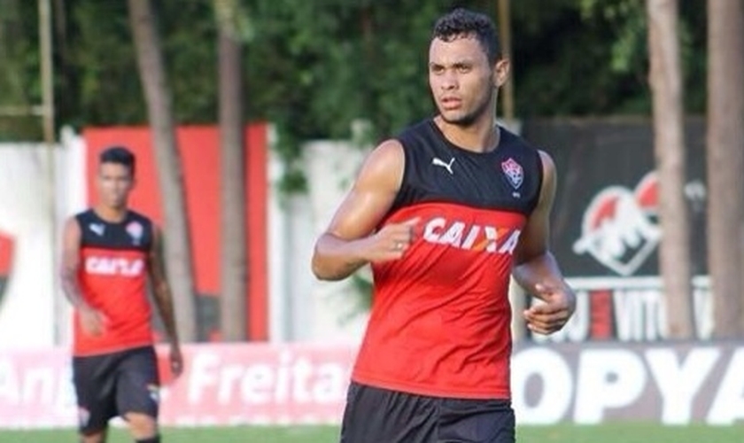 Vinícius Matos, atual zagueiro do Vitória, mudou seu estilo de vida depois de se converter. (Foto: Reprodução/ UOL)