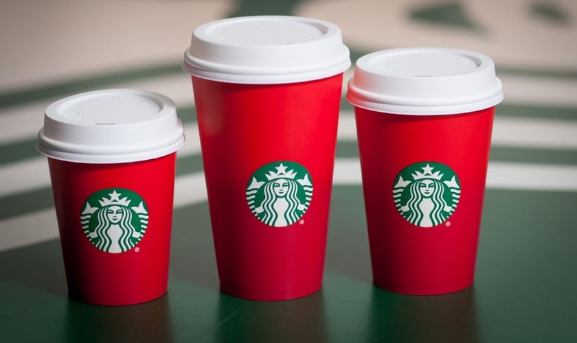 Novos copos da cafeteria agora só apresentam a logo da rede em um fundo vermelho liso (Imagem: Starbucks)