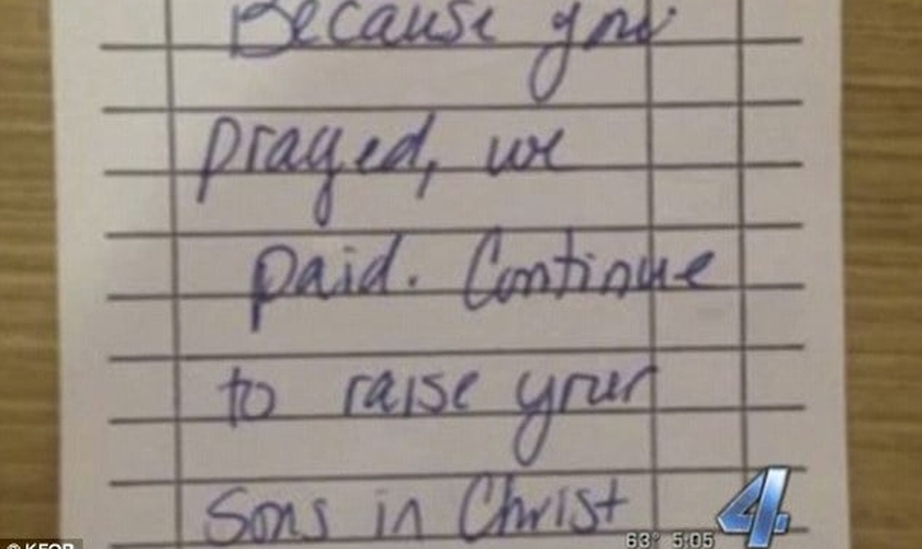 Recado escrito em uma comanda da lanchonete, que diz: "Porque você orou, nós pagamos" (Imagem: Daily Mail)