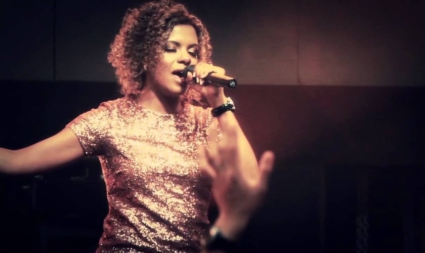 Nívea Soares, cantora