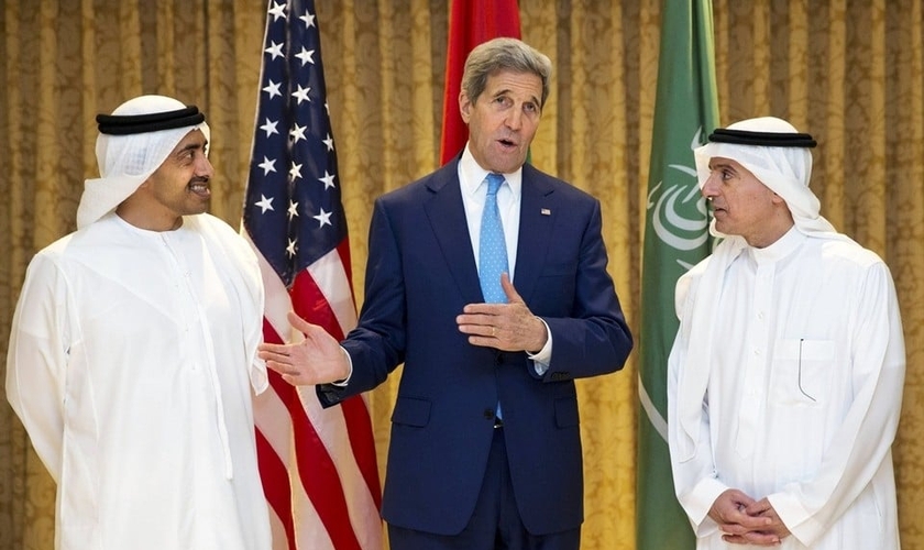 John Kerry com o Sheikh Abdullah bin Zayed e o Ministro das Relações Exteriores da Arábia Adel al-Jubeir