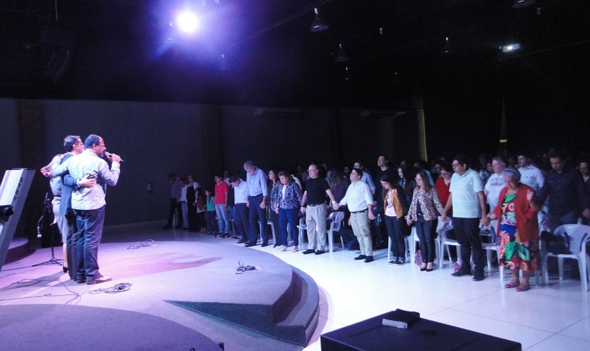 Momento de oração e louvor com cerca de 400 líderes e pastores em pré-estréia do filme "Quarto de Guerra". (Foto: Guiame/ Mariana Ebenau)