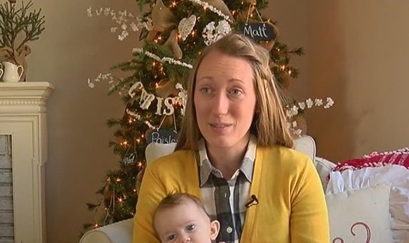 Carissa Hatfield segura a pequena Paisley nos braços, enquanto testemunha o milagre que surpreendeu a todos, em Cincinnati / Ohio, EUA (Imagem: WCPO)