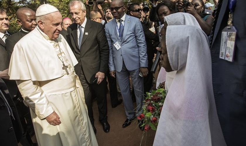 O Papa Francisco chega para visitaa mesquita de um bairro muçulmano de Bangui, capital da República Centro-Africana. (Foto: Gianluigi Guercia/AFP)